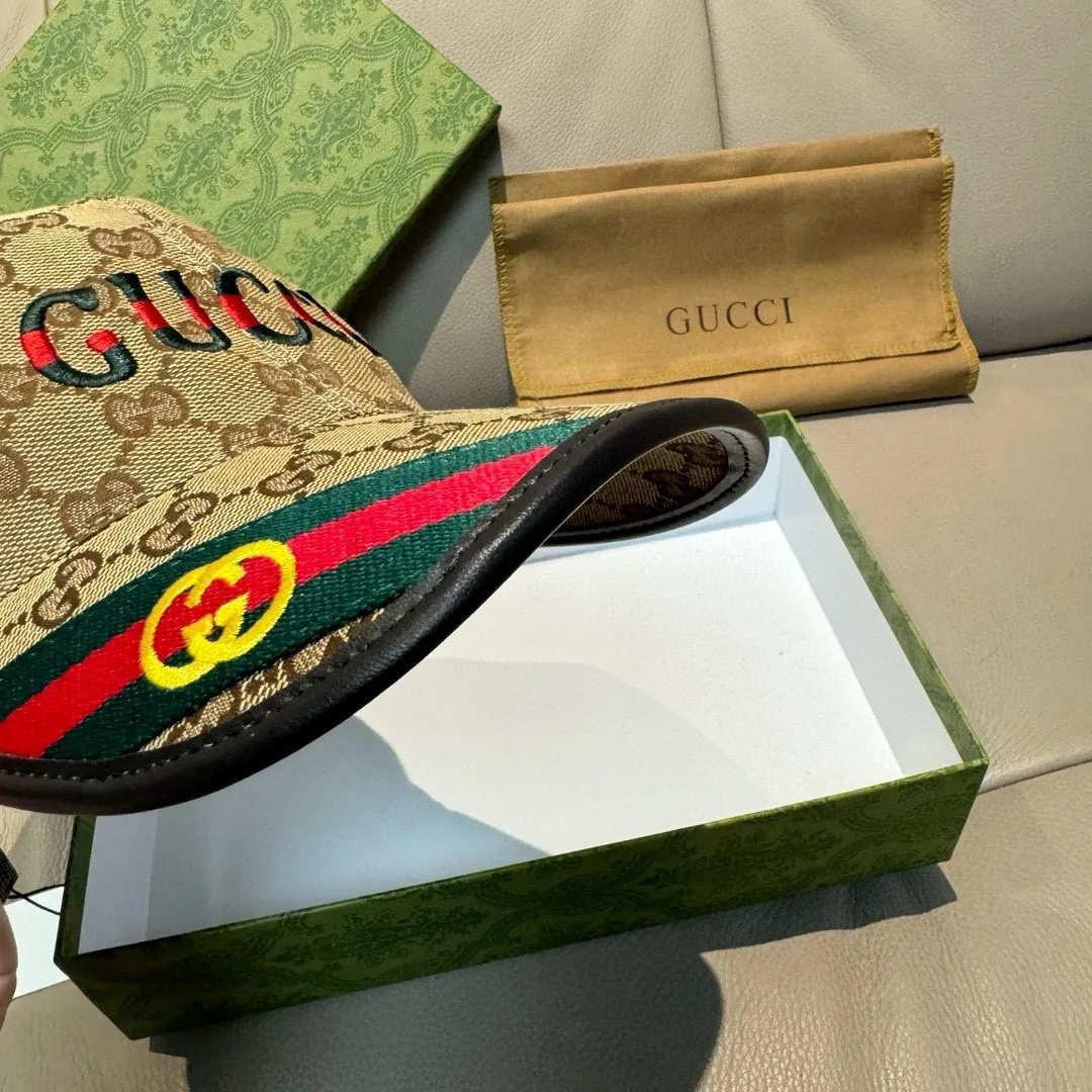 ,, Gucci (Gucci) new original single baseball cap, double G webbing. 1:1 mold customization, heavy embroidery, details comparable to those at counters, original canvas fabric + first layer cowhide, excellent quality! The first choice for handsome men and beautiful women, fashionable and versatile. The basic head circumference is 56cm, and the patch is adjustable.