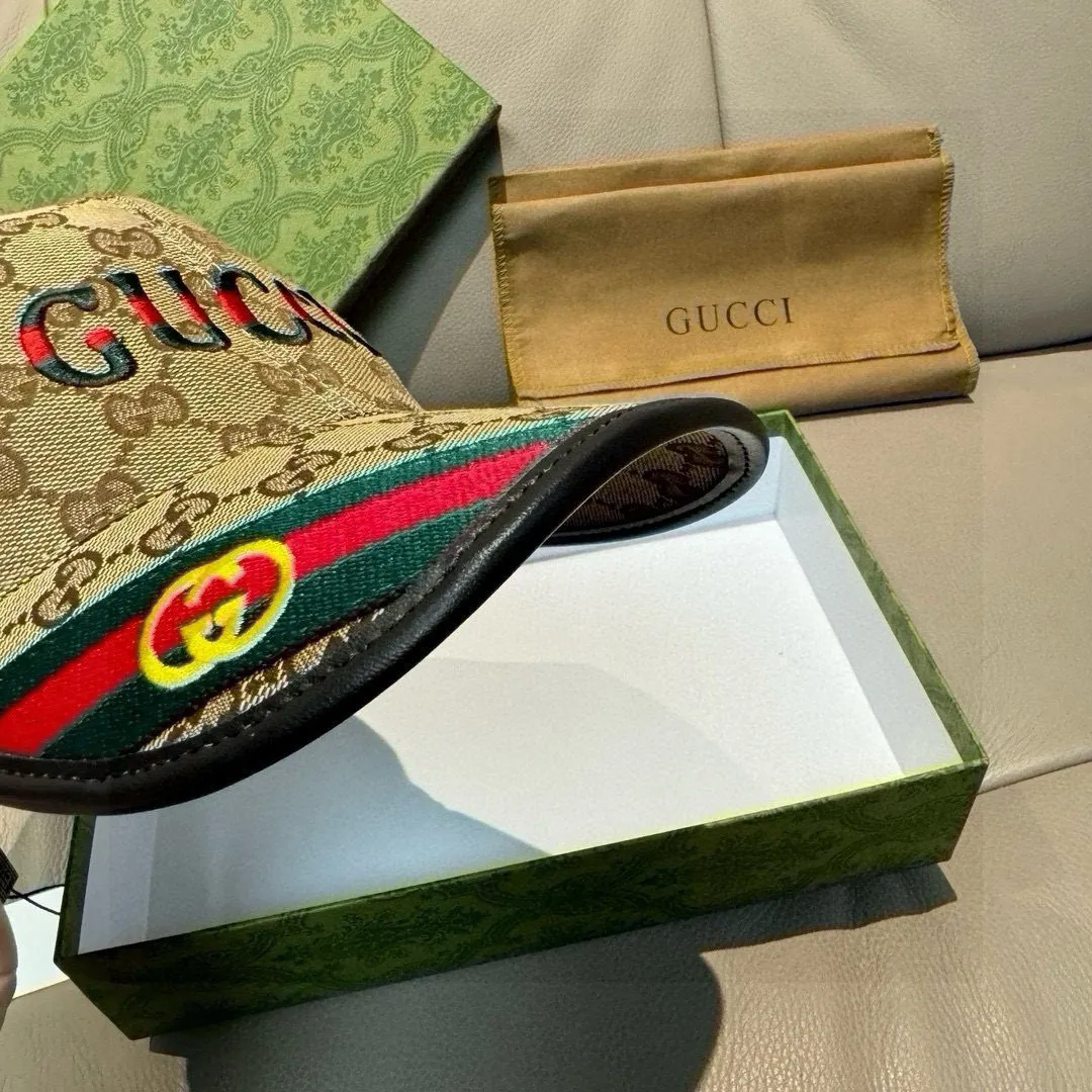 P90, Gucci's new original baseball cap, double G webbing. 1:1 mold customization, heavy embroidery, details comparable to those at counters, original canvas fabric + first layer cowhide, excellent quality! The first choice for handsome men and beautiful women, fashionable and versatile. The basic head circumference is 56cm, and the patch is adjustable.
