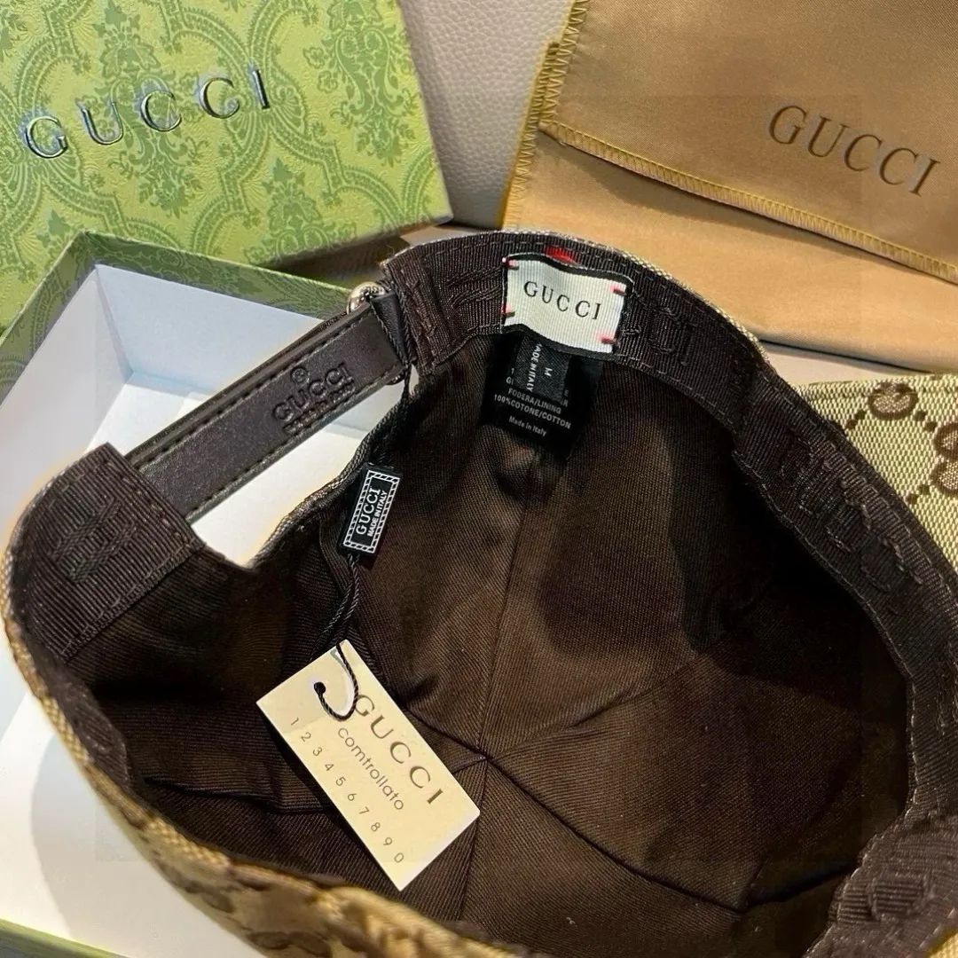 p90 new model shipped!   , Gucci (Gucci) latest original baseball cap, wide webbing. 1:1 mold opening and customization at the counter, the highest version, original canvas fabric + first-layer cowhide, light and breathable! Photographed in real life, suitable for men and women in all seasons, basic head circumference 56cm, adjustable patches.