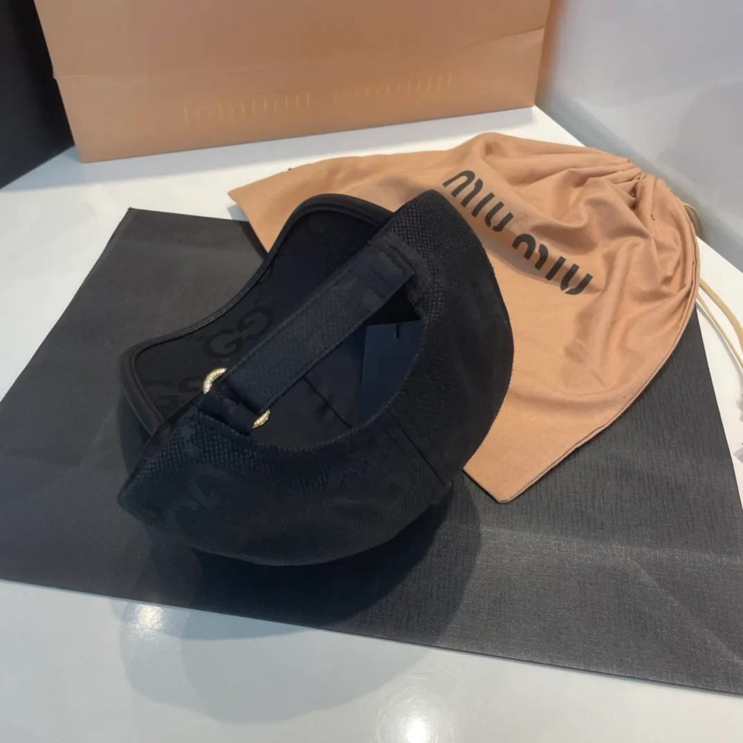 P60 GUCCI baseball cap, new product from the official website, baseball cap, original quality, very popular 🔥🎩 The craftsmanship is very exquisite, high-end and classy! Low-key luxury, easy to carry! Running volume!