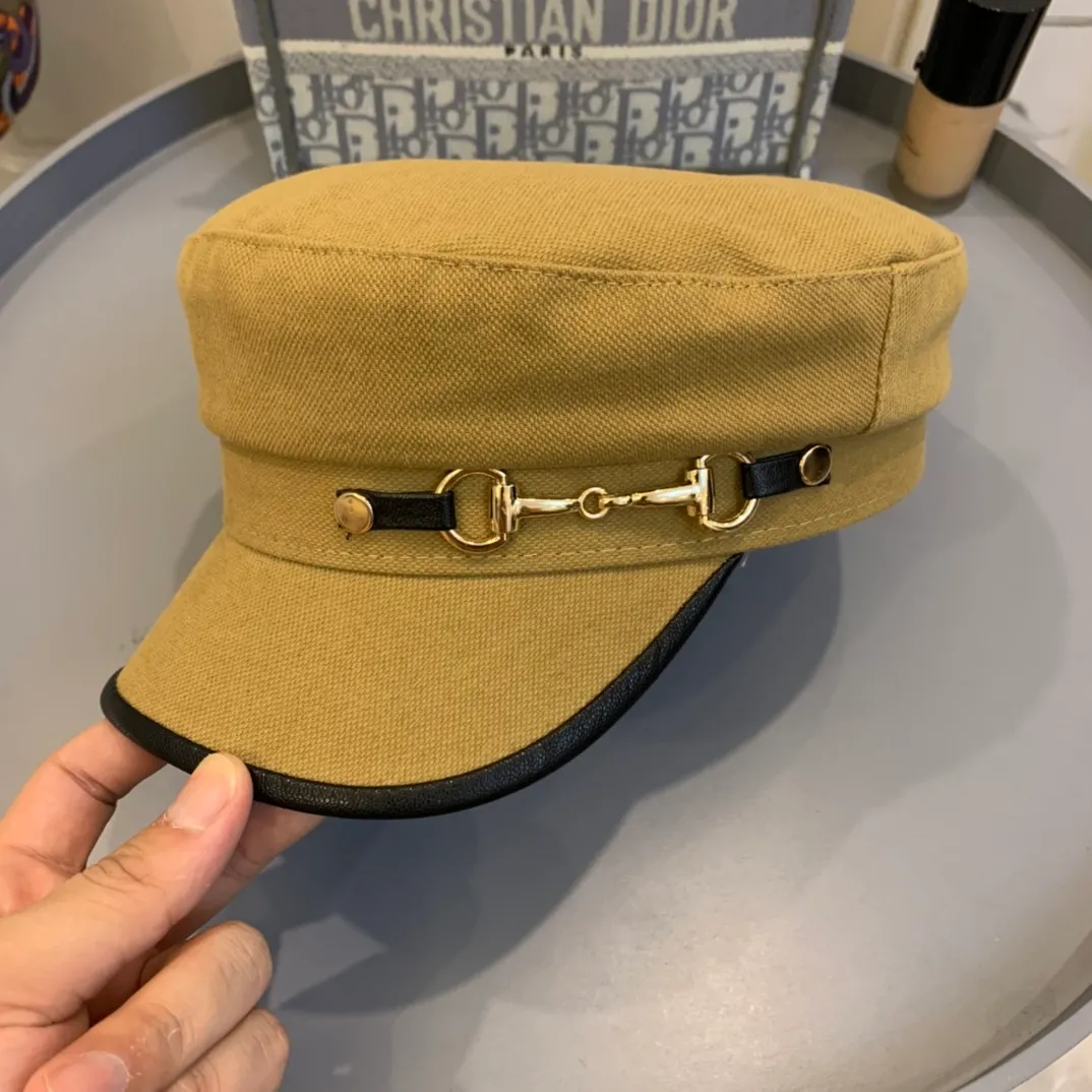 p90 Gucci 2021 new summer duck bill military cap, pure cotton dark pattern fabric, with leather buckle chain. It is a perfect match, super three-dimensional,