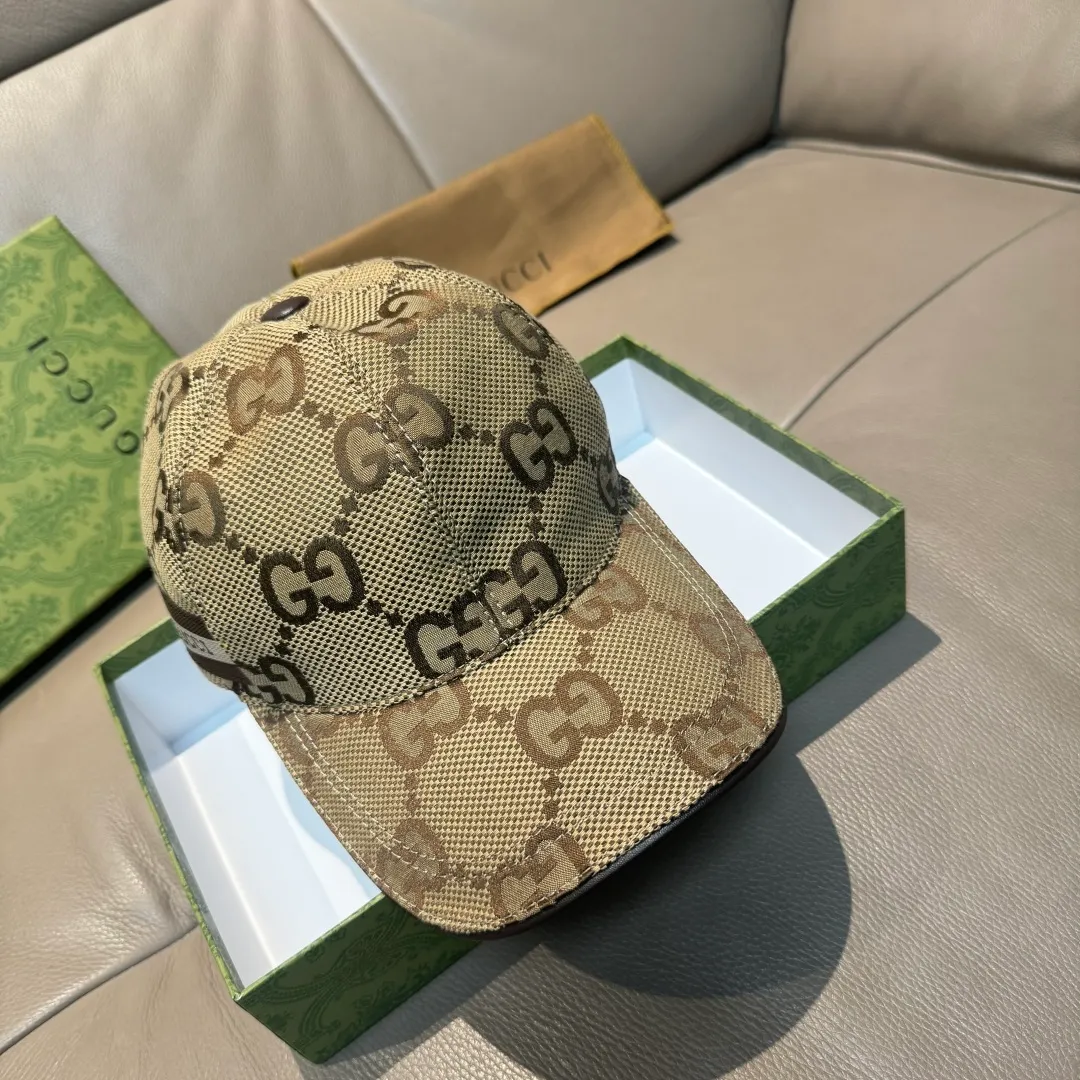 p90., Gucci Gucci’s new original baseball cap, large double G, 1:1 mold opening and customization at the counter, perfect matching pattern, original canvas fabric + first-layer cowhide, light and breathable! The basic head circumference is 56cm, and the patch is adjustable.