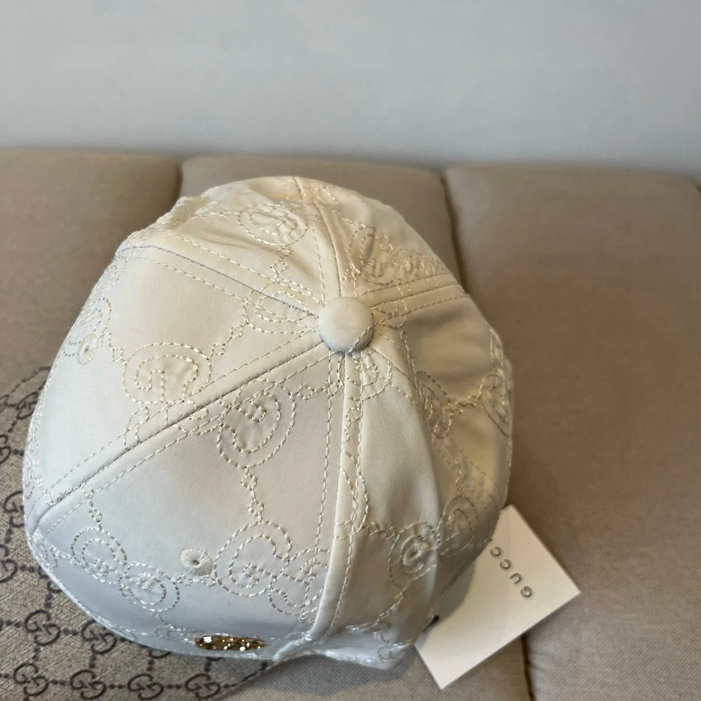 P60 Gucci Baseball Cap♥️GUCCI🧢New product from the official website, baseball cap, original quality, very popular 🔥🎩 The craftsmanship is very exquisite, high-end and classy! Low-key luxury, easy to carry! Running volume!