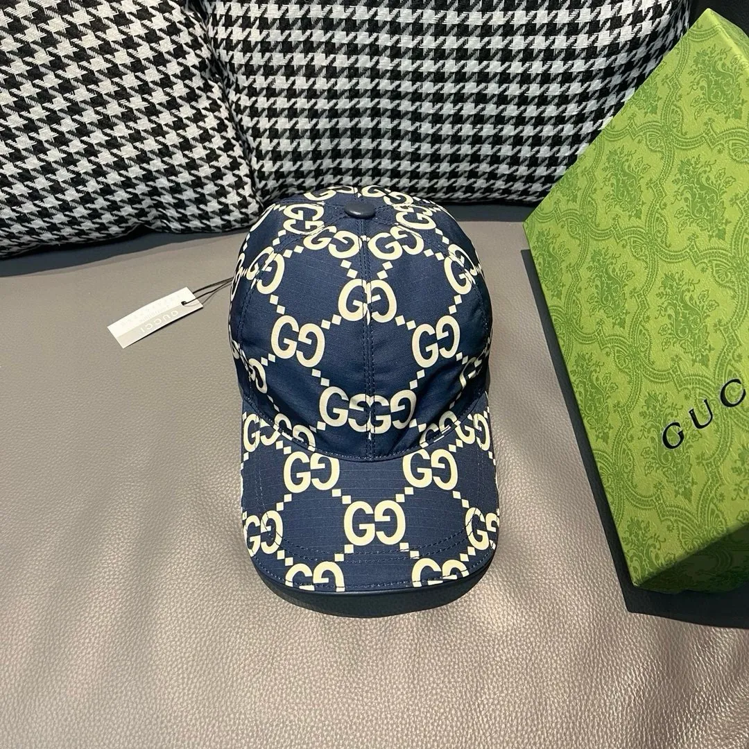 P90 new model shipped from the official website, Gucci's latest original baseball cap, large double G, 1:1 mold customization at the counter, perfect alignment, original canvas fabric + first-layer cowhide, light and breathable! The basic head circumference is 56cm, and the patch is adjustable.