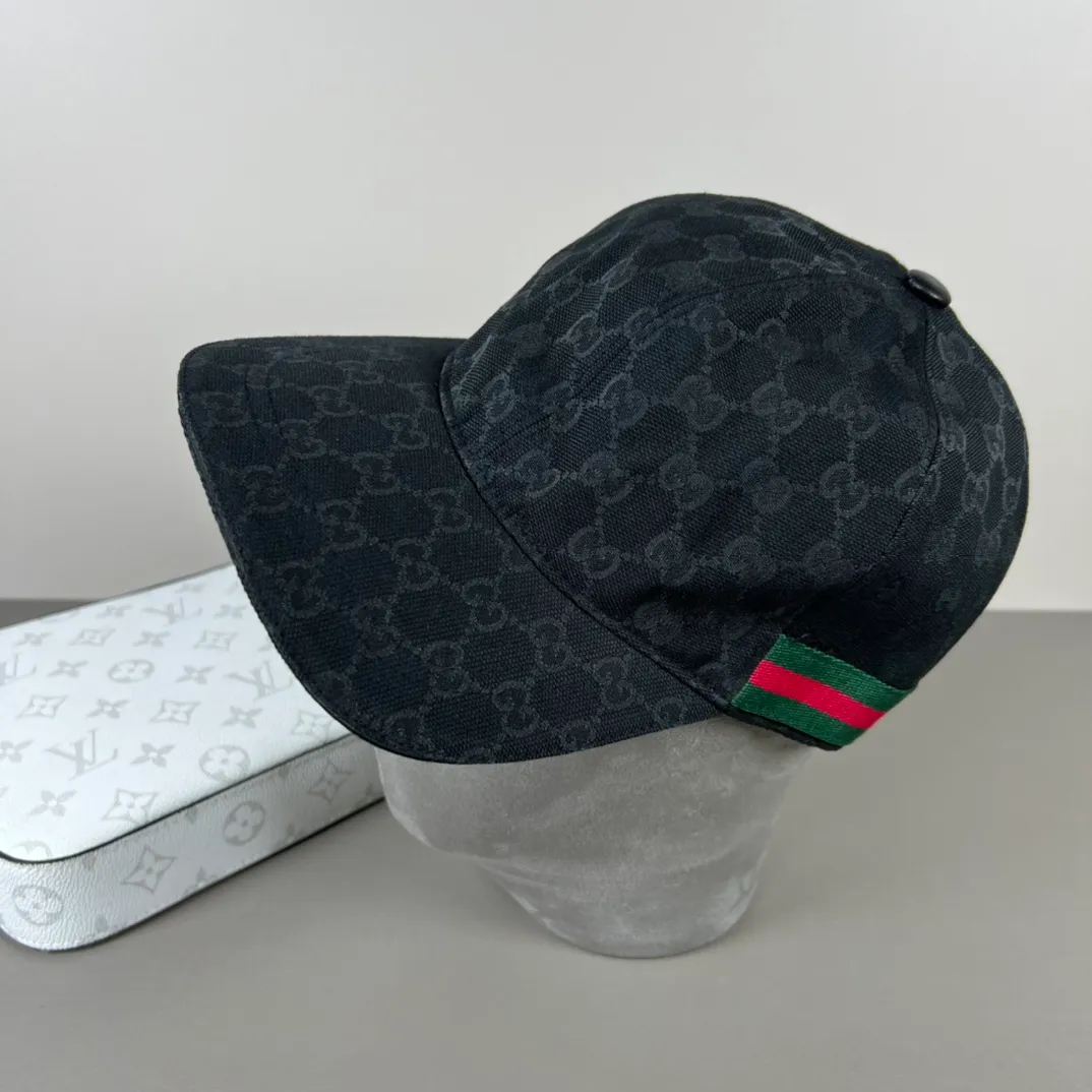 150💰Gucci (Gucci) new model original baseball cap, counter purchase quality 1:1 mold customization, genuine mold opening hardware, original canvas fabric + first-layer cowhide, original factory quality! The quality is great and the patch is adjustable. Accurate matching, perfect integration of details and craftsmanship!