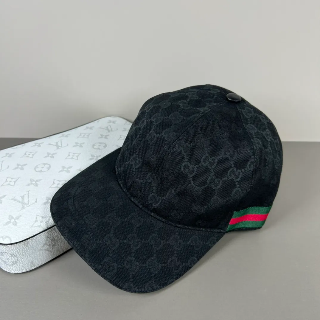 150💰Gucci (Gucci) new model original baseball cap, counter purchase quality 1:1 mold customization, genuine mold opening hardware, original canvas fabric + first-layer cowhide, original factory quality! The quality is great and the patch is adjustable. Accurate matching, perfect integration of details and craftsmanship!