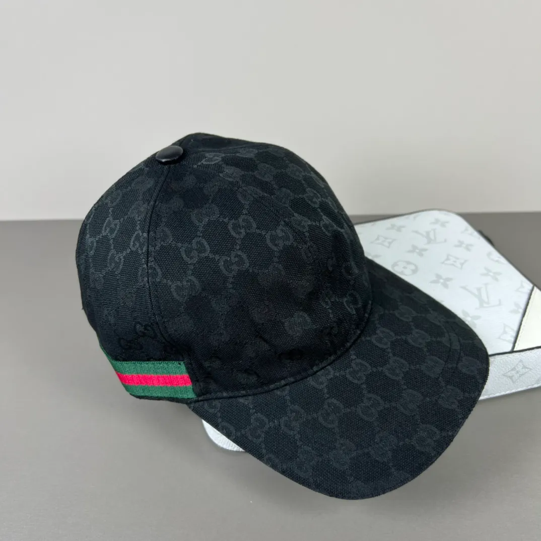 150💰Gucci (Gucci) new model original baseball cap, counter purchase quality 1:1 mold customization, genuine mold opening hardware, original canvas fabric + first-layer cowhide, original factory quality! The quality is great and the patch is adjustable. Accurate matching, perfect integration of details and craftsmanship!