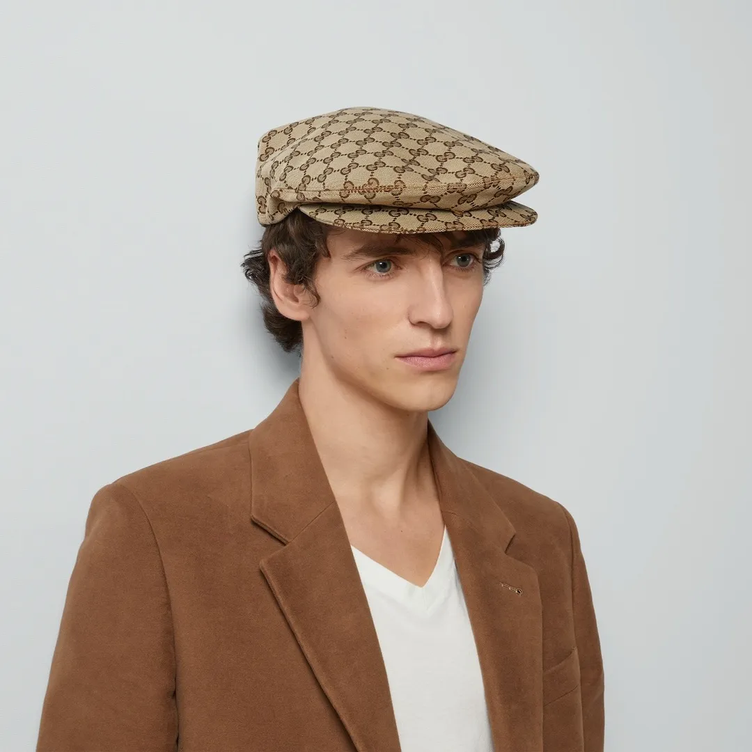 P80 Haute Couture The classic GG pattern began to be used in the 1930s. After nearly a century of development, it still provides inspiration for the brand to explore new expressions. This flat cap also features a Gucci web label on the back, a nod to the brand's equestrian roots. ·Beige and dark brown GG canvas·Gucci webbing label on the back·Hidden brim·