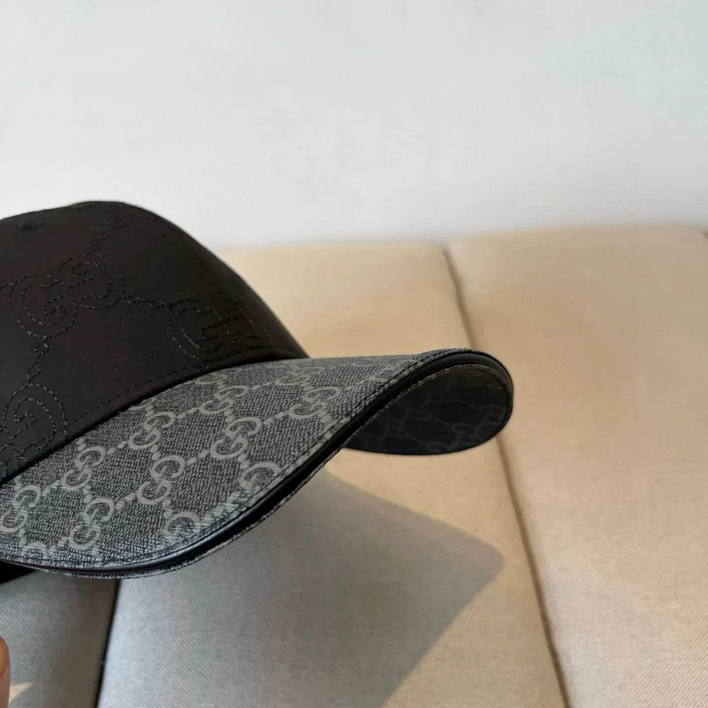 P60 Gucci Baseball Cap♥️GUCCI🧢New product from the official website, baseball cap, original quality, very popular 🔥🎩 The craftsmanship is very exquisite, high-end and classy! Low-key luxury, easy to carry! Running volume!