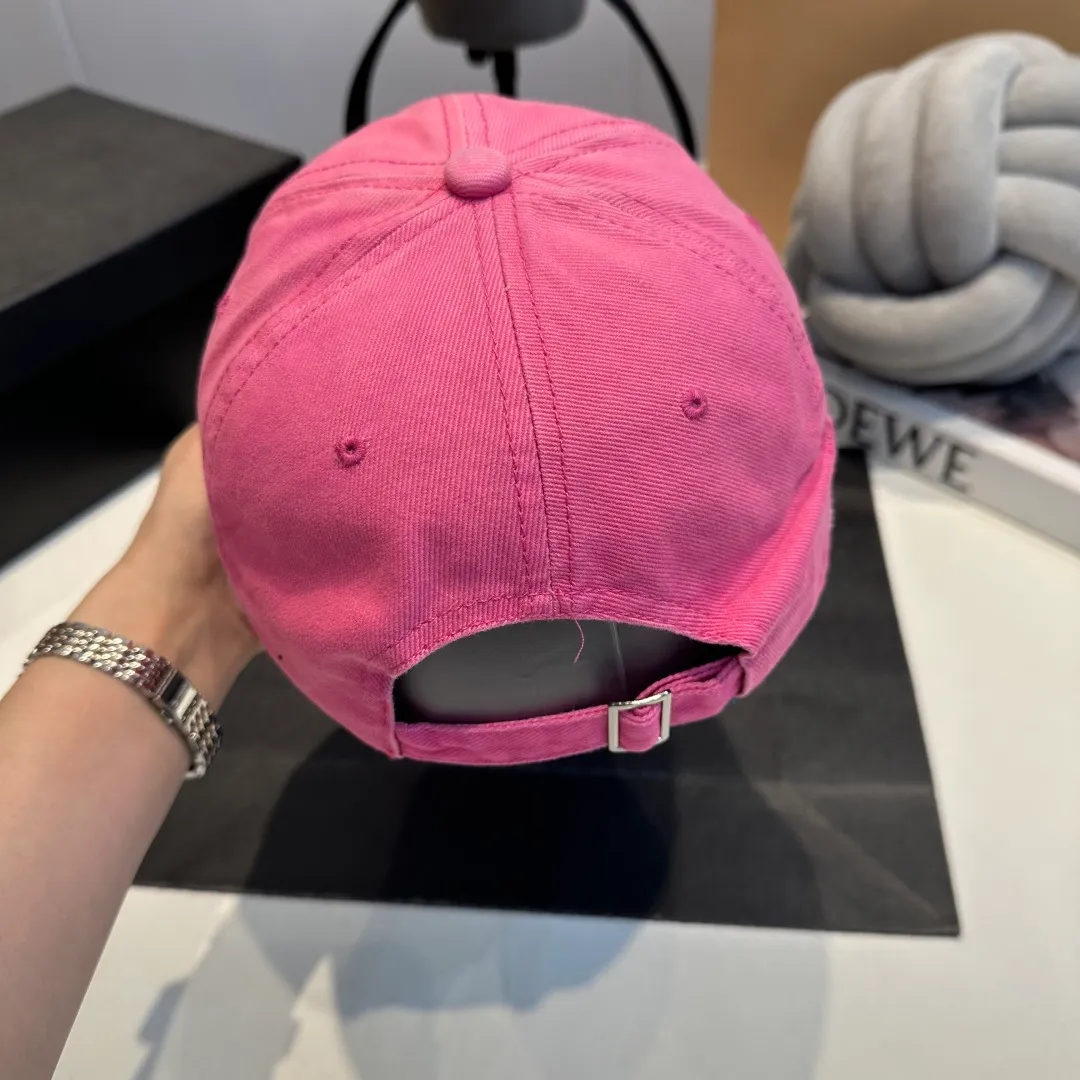 P60 GUCCI ripped baseball cap, the original quality is very popular, the craftsmanship is very exquisite, the atmosphere is high-end and classy! Low-key luxury, easy to carry! Running volume!