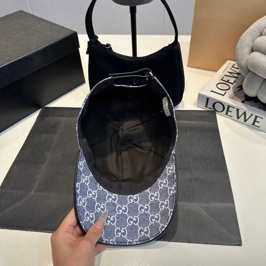 P90 Gucci (Gucci) new original baseball cap, metal small double G, the latest model at the counter, 1:1 mold opening and customization, genuine mold opening hardware, original canvas fabric + first layer of cowhide, original quality! The quality is great, the basic head circumference is 56cm, and the patch is adjustable.