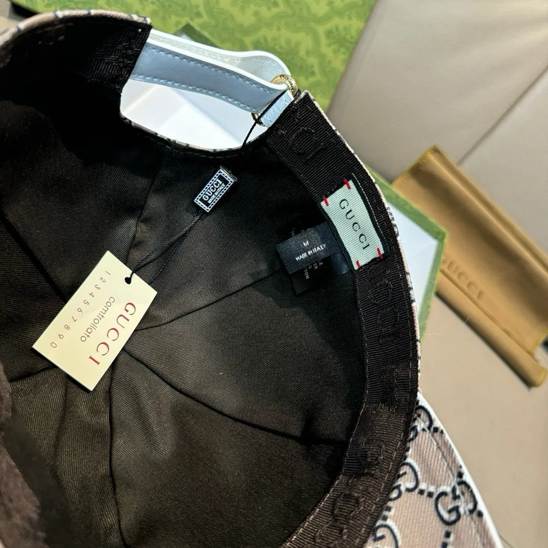 p90, Gucci (Gucci) new original baseball cap, silk screen logo, 1:1 mold opening and customization at the counter, original canvas fabric + first layer of cowhide, pure cotton lining, light and breathable! The quality is great, the basic head circumference is 56cm, and the patch is adjustable.