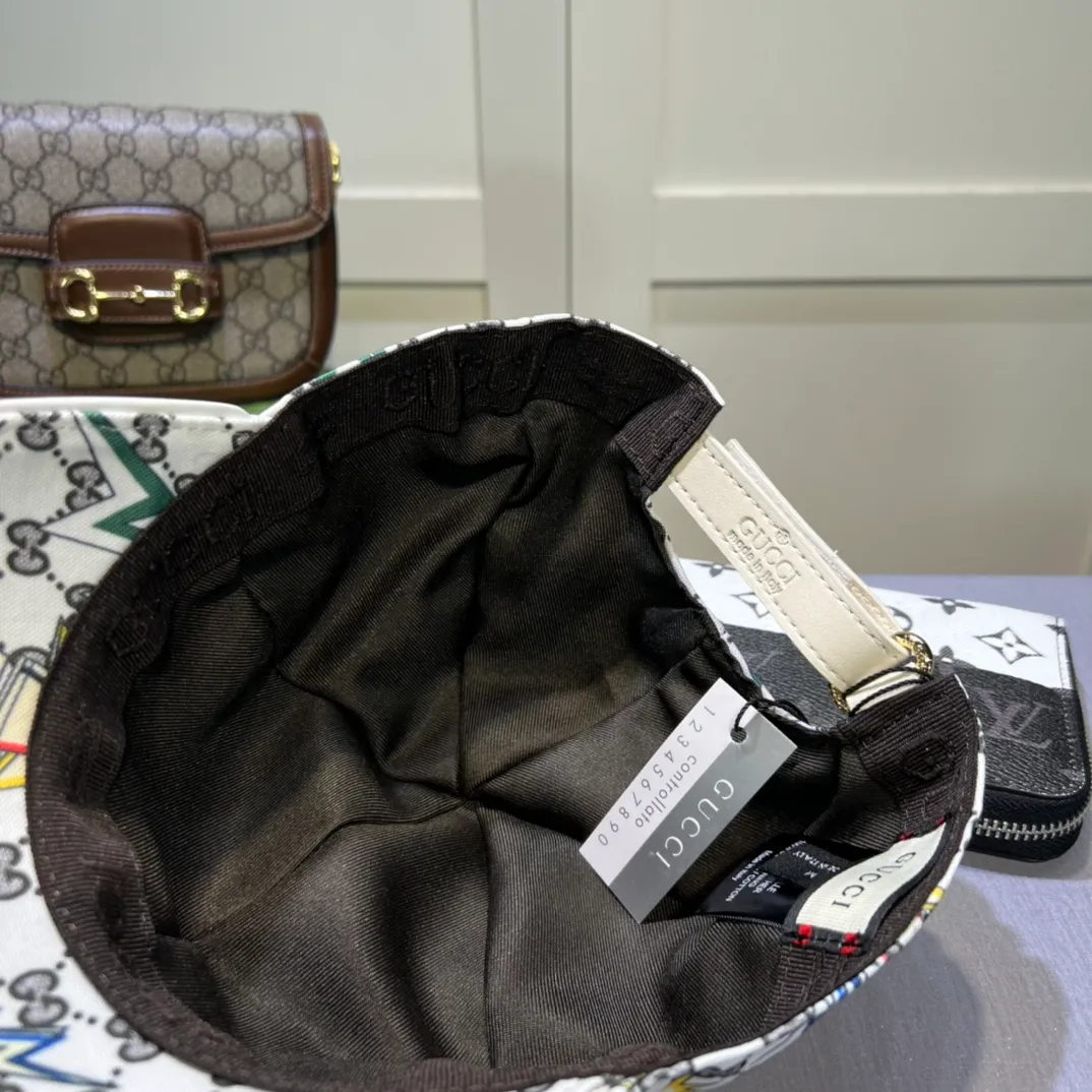 p80💰10,000-year-old classic model is shipped! Gucci (Gucci) classic original baseball cap 😍😍Customized at the 1:1 counter mold, the highest version, original canvas + first layer of cowhide, pure cotton lining, light and breathable! Photographed in real life, suitable for men and women in all seasons, basic head circumference 56cm, adjustable patches.