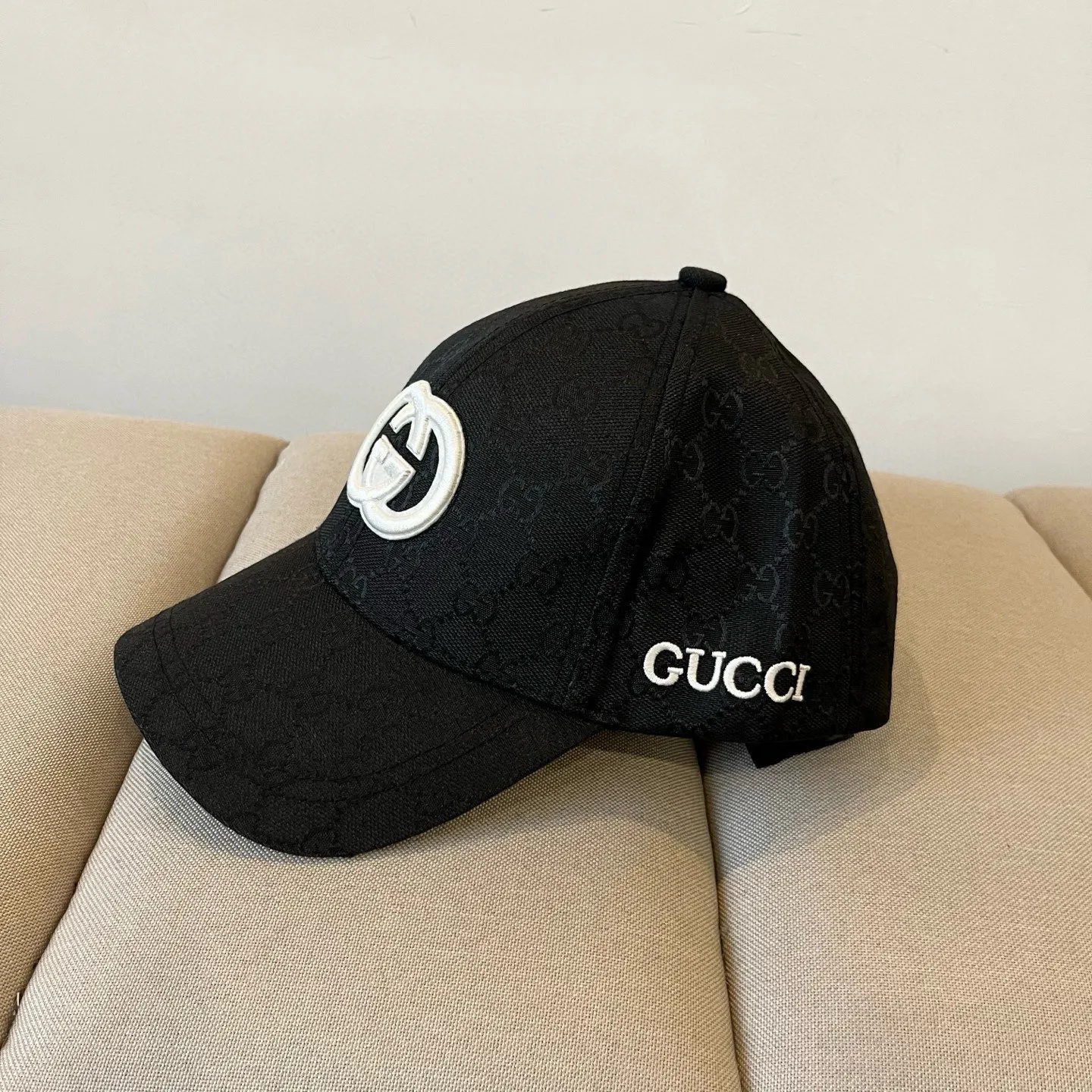 P60 Gucci Baseball Cap♥️GUCCI🧢New product from the official website, baseball cap, original quality, very popular 🔥🎩 The craftsmanship is very exquisite, high-end and classy! Low-key luxury, easy to carry! Running volume!