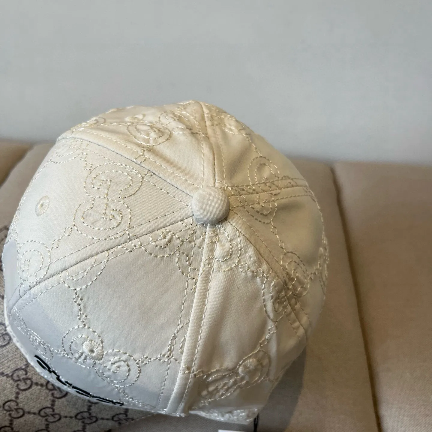 P60 Gucci Baseball Cap♥️GUCCI🧢New product from the official website, baseball cap, original quality, very popular 🔥🎩 The craftsmanship is very exquisite, high-end and classy! Low-key luxury, easy to carry! Running volume!