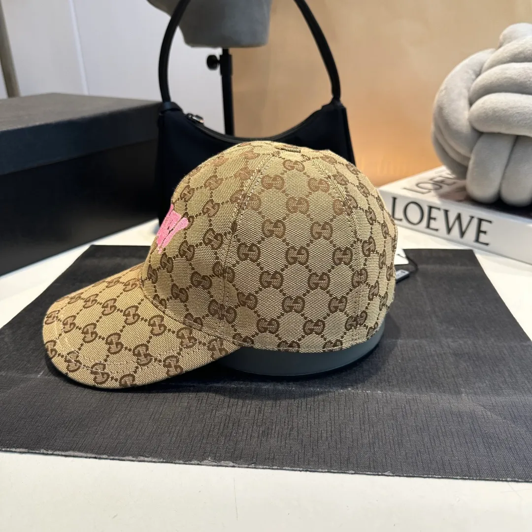 P90 Gucci new original baseball cap, double G jacquard, 1:1 mold opening and customization at the counter, perfect pattern, original canvas fabric + first layer of cowhide, light and breathable! The basic head circumference is 56cm, and the patch is adjustable.