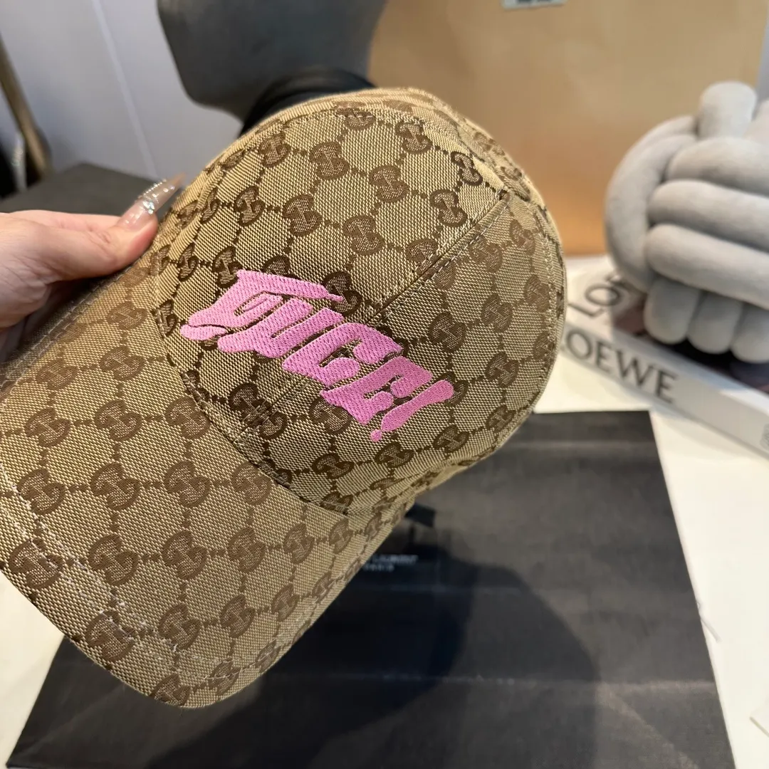 P90 Gucci new original baseball cap, double G jacquard, 1:1 mold opening and customization at the counter, perfect pattern, original canvas fabric + first layer of cowhide, light and breathable! The basic head circumference is 56cm, and the patch is adjustable.