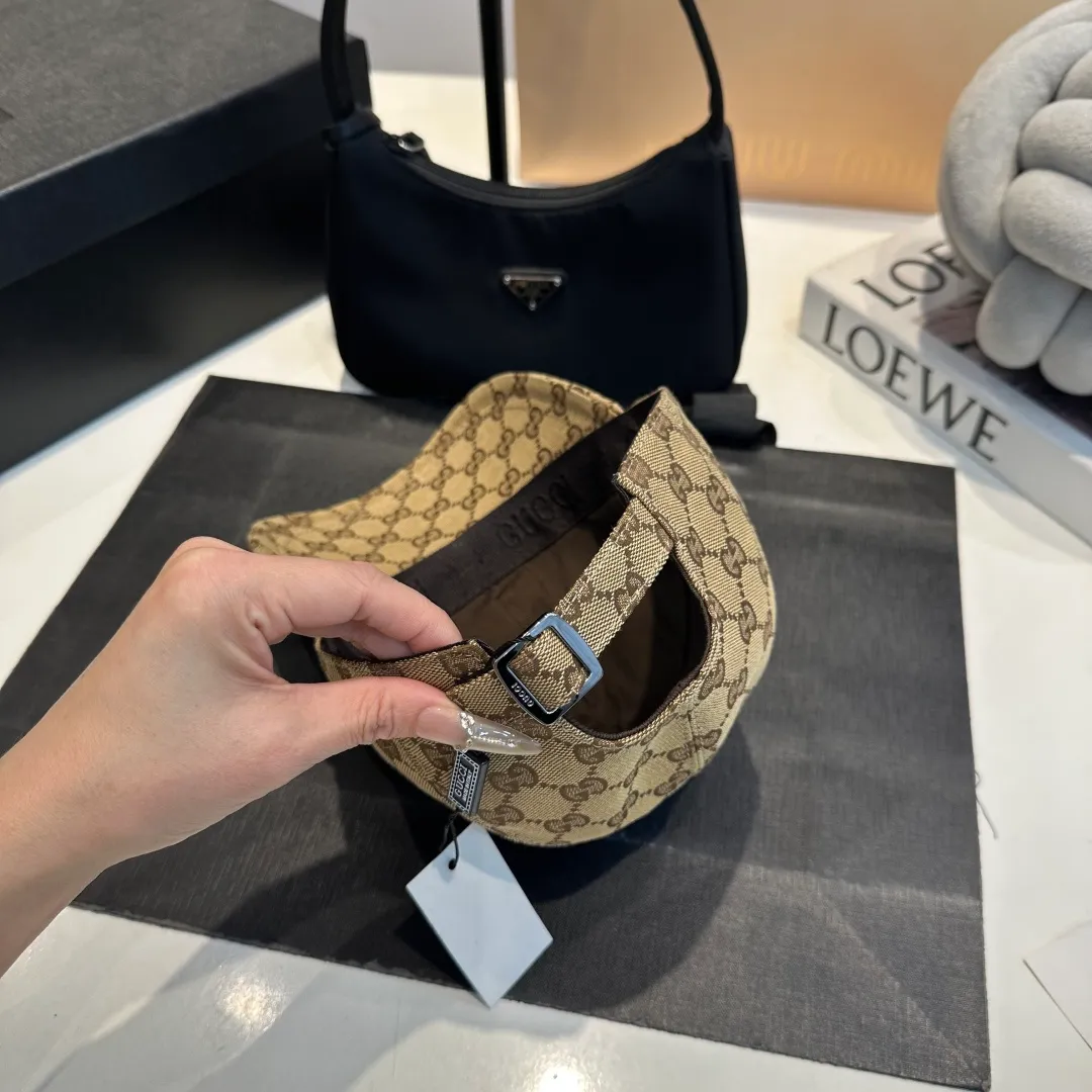 P90 Gucci new original baseball cap, double G jacquard, 1:1 mold opening and customization at the counter, perfect pattern, original canvas fabric + first layer of cowhide, light and breathable! The basic head circumference is 56cm, and the patch is adjustable.