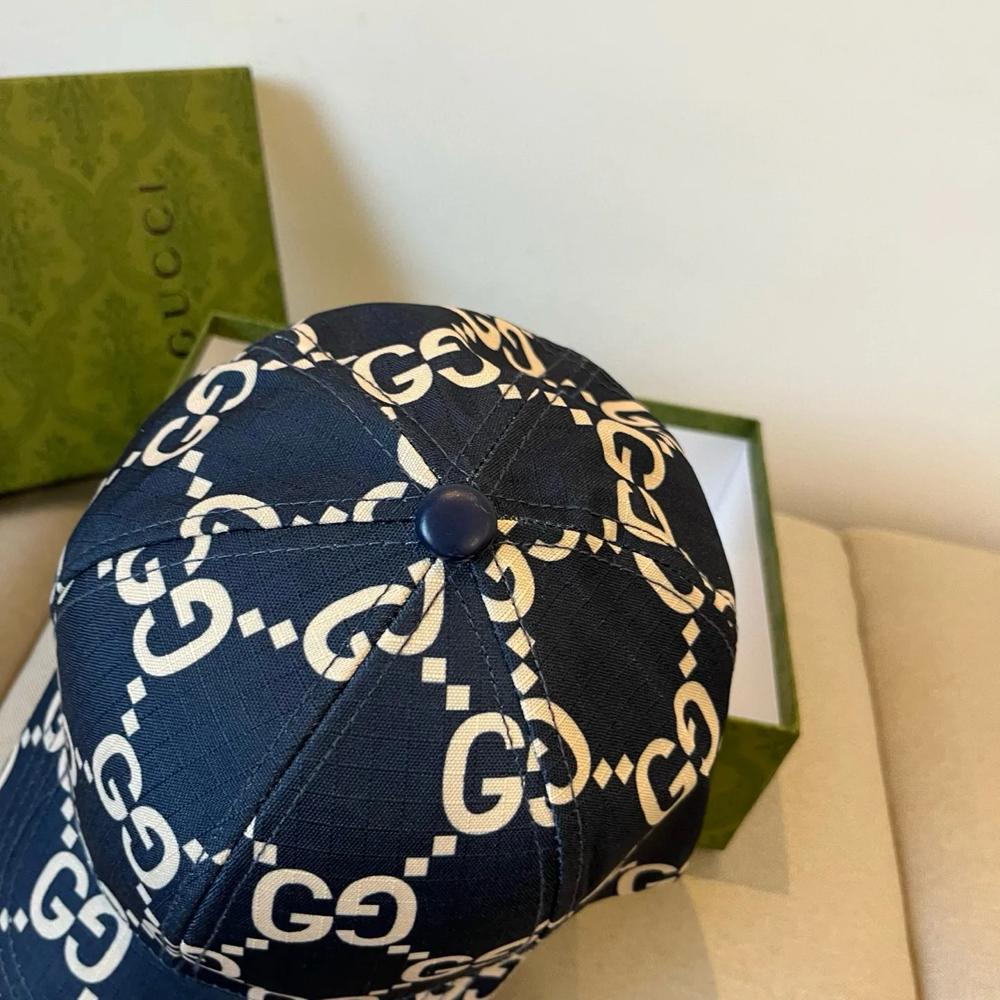 P60 Gucci Baseball Cap♥️GUCCI🧢New product from the official website, baseball cap, original quality, very popular 🔥🎩 The craftsmanship is very exquisite, high-end and classy! Low-key luxury, easy to carry! Running volume!