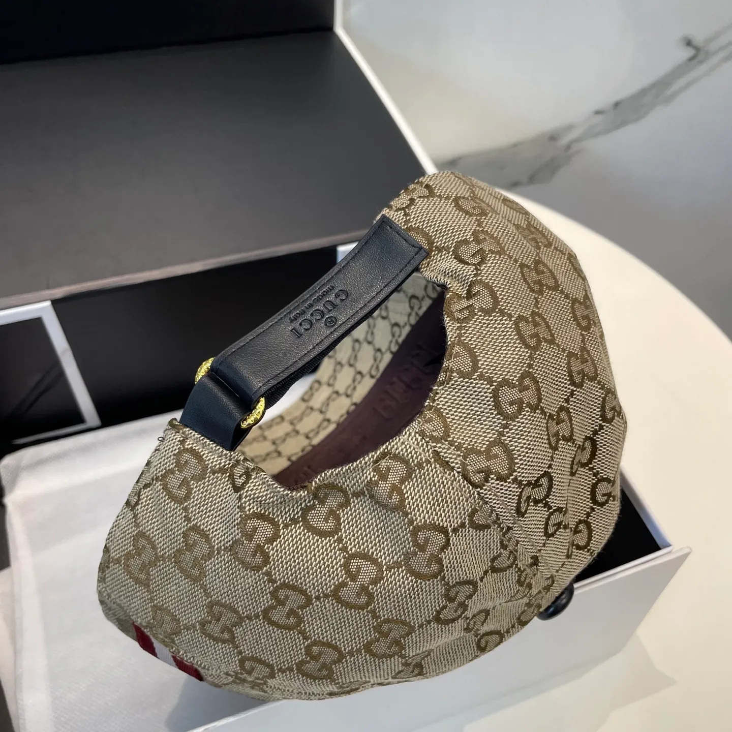 P60 Gucci (Gucci) classic original baseball cap😍Customized with 1:1 mold opening at the counter, the highest version, the original canvas is light and breathable! Photographed in real life, suitable for men and women in all seasons, basic head circumference 56cm, adjustable patches.