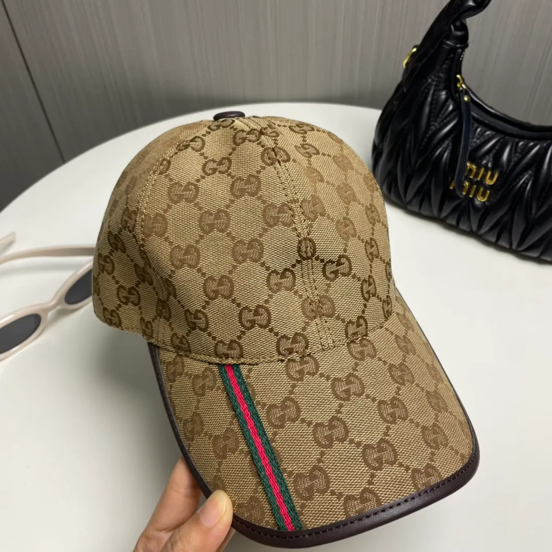 P86 Gucci (Gucci) classic original baseball cap, vertical small webbing, 1:1 mold customization, original canvas + first-layer cowhide, genuine leather edging, handsome and fashionable, popular purchasing agent, versatile style for men and women, great quality! The basic head circumference is 56cm, and the patch is adjustable.