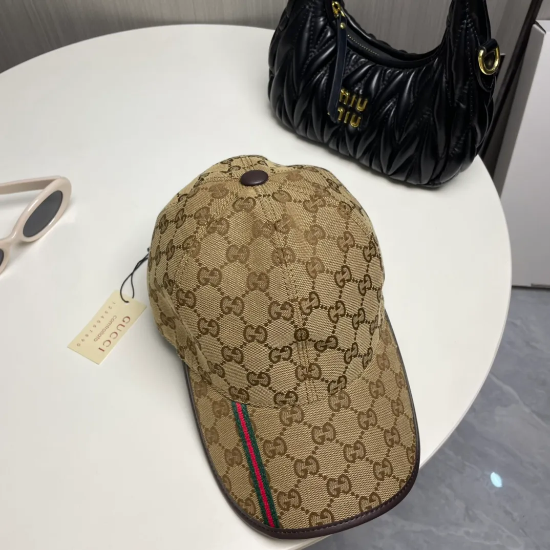 P86 Gucci (Gucci) classic original baseball cap, vertical small webbing, 1:1 mold customization, original canvas + first-layer cowhide, genuine leather edging, handsome and fashionable, popular purchasing agent, versatile style for men and women, great quality! The basic head circumference is 56cm, and the patch is adjustable.
