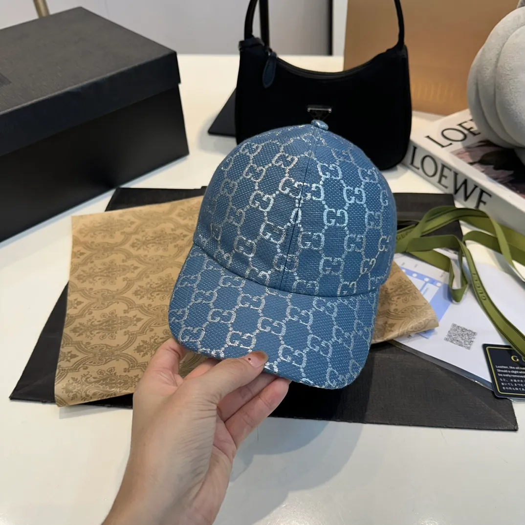 P240 This single product is from the Gucci Lido series, and its design is inspired by the summer style and beach clubs of the Italian coast. This baseball cap is expertly crafted with classic proportions, while the signature light purple and yellow GG canvas adds a unique twist to the archive graphic. Equipped with leather details and adjustable buckles for a better fit and more comfortable wearing ·Light purple and yellow GG canvas ·Double G details ·Adjustable Velcro closure ·70% cotton, 30% polyester (main fabric); 65% cotton, 35% linen (lining); 55% cotton