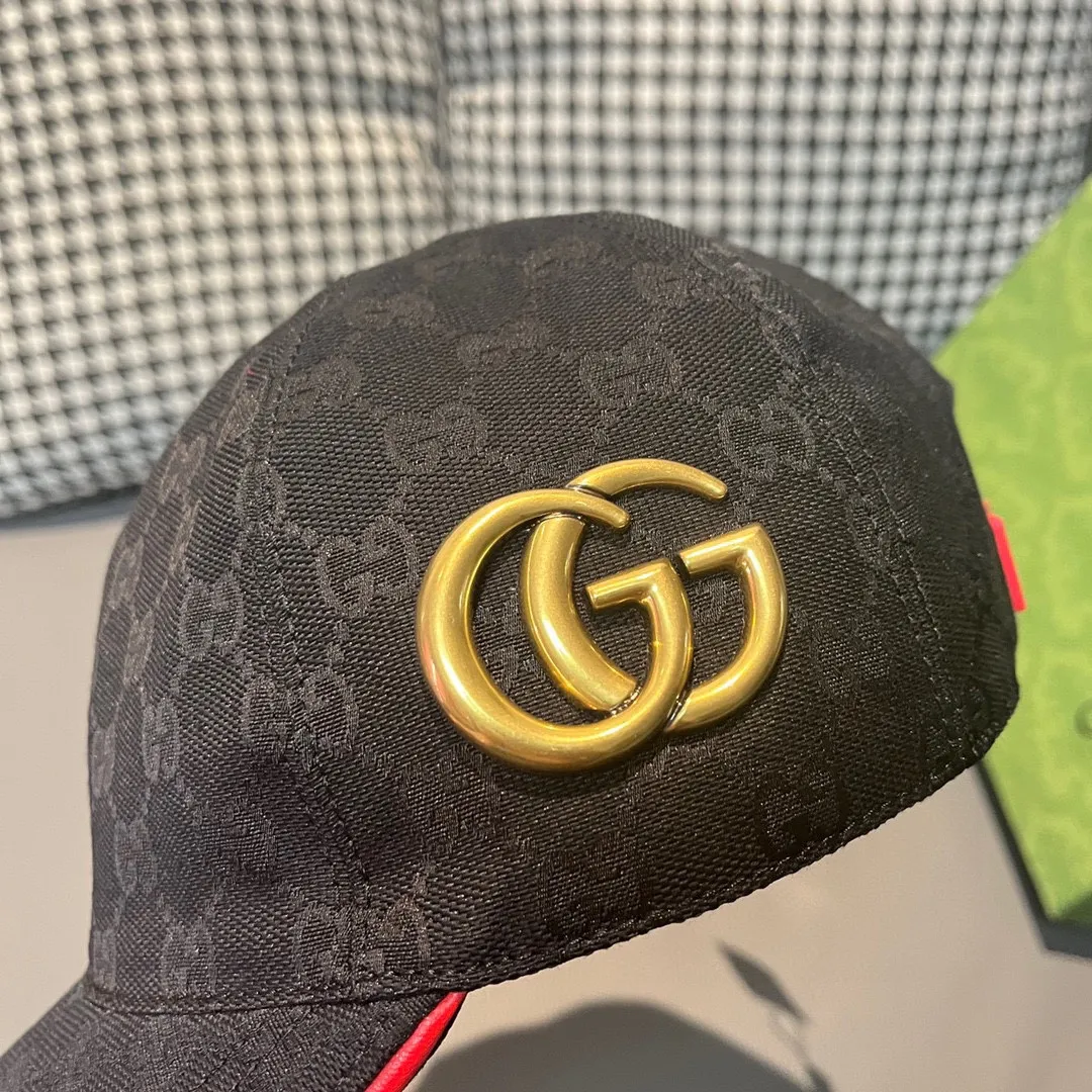 🉐️90 Comes with a packaging bag, Gucci's new original baseball cap, metal double G, the latest model at the counter, 1:1 custom molding, genuine molding hardware, original canvas fabric + first-layer cowhide, original quality! The quality is great, the basic head circumference is 56cm, and the patch is adjustable.
