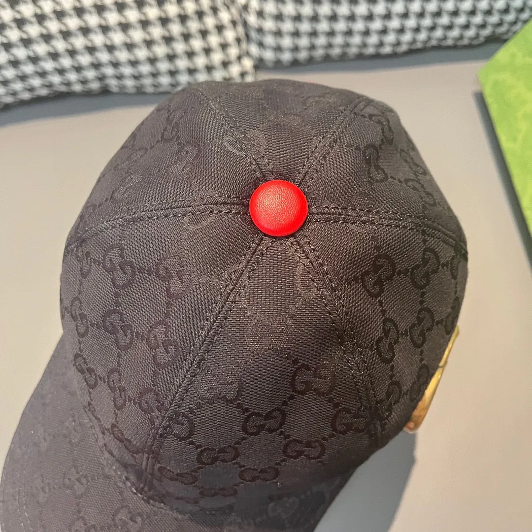 🉐️90 Comes with a packaging bag, Gucci's new original baseball cap, metal double G, the latest model at the counter, 1:1 custom molding, genuine molding hardware, original canvas fabric + first-layer cowhide, original quality! The quality is great, the basic head circumference is 56cm, and the patch is adjustable.
