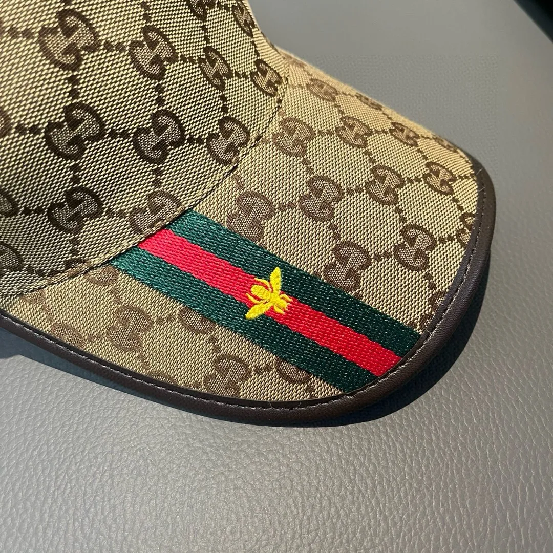 , Gucci (Gucci) latest original baseball cap, bee webbing. 1:1 mold opening and customization at the counter, the highest version, original canvas fabric + first-layer cowhide, light and breathable! Photographed in real life, suitable for men and women in all seasons, basic head circumference 56cm, adjustable patches.