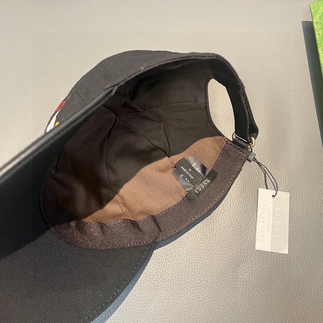 🉐️90, Gucci (Gucci) four-season baseball cap, Gucci mouse, 1:1 mold customization, heavy embroidery, details comparable to those at the counter, original canvas fabric + first-layer cowhide, excellent quality! The first choice for handsome men and beautiful women, fashionable and versatile. The basic head circumference is 56cm, the patch is adjustable, and the original version is shipped from the counter in two colors.