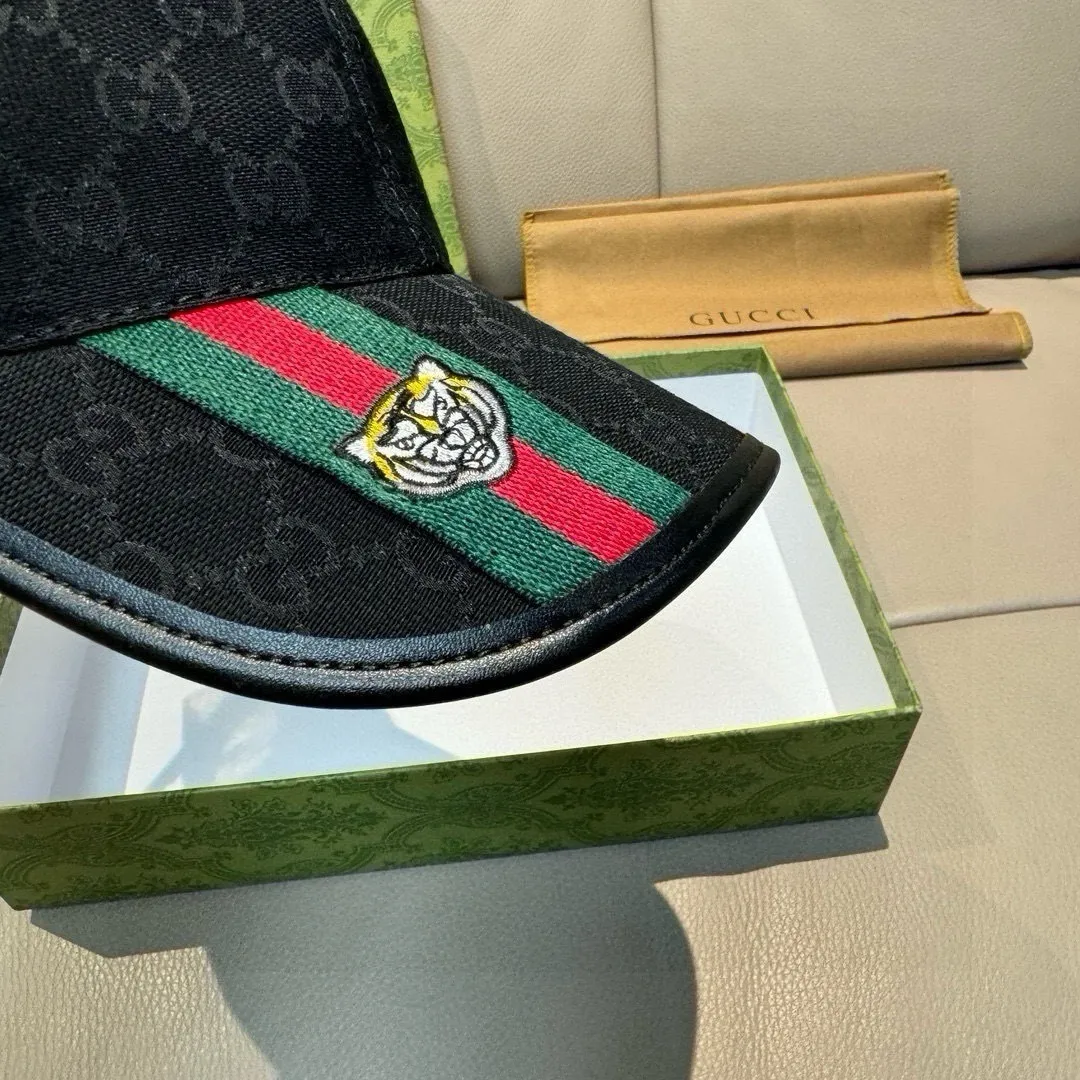 P150, Gucci's new original baseball cap, tiger head webbing, 1:1 mold customization, heavy embroidery, details comparable to those at counters, original canvas fabric + first-layer cowhide, great quality! The first choice for handsome men and beautiful women, fashionable and versatile. The basic head circumference is 56cm, and the patch is adjustable.