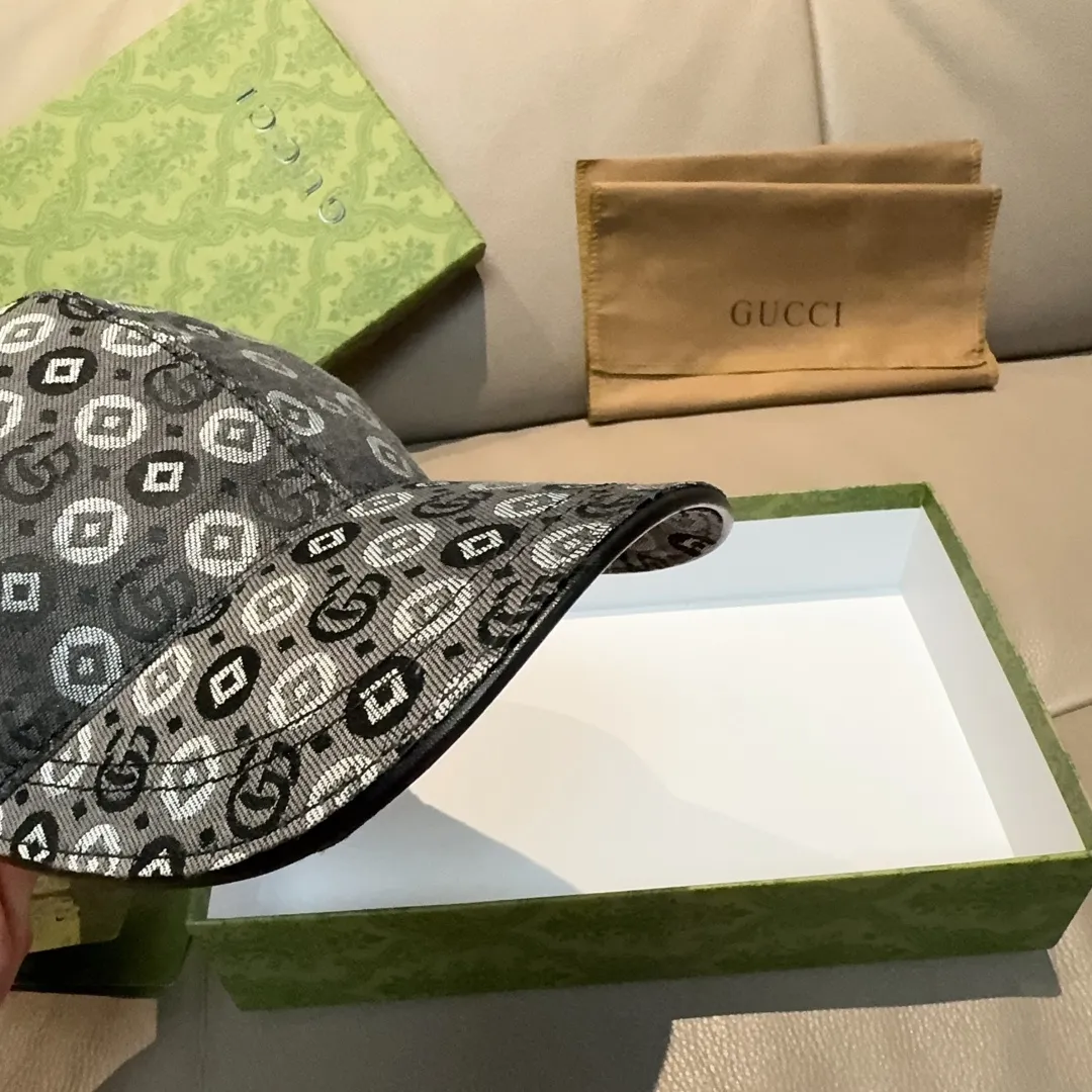 p90., Gucci's new original baseball cap, double G jacquard, 1:1 mold customization at the counter, perfect pattern, original canvas fabric + first-layer cowhide, light and breathable! The basic head circumference is 56cm, and the patch is adjustable.