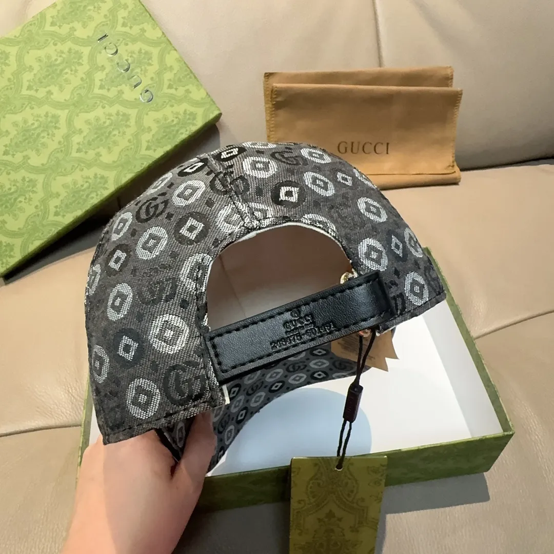 p90., Gucci's new original baseball cap, double G jacquard, 1:1 mold customization at the counter, perfect pattern, original canvas fabric + first-layer cowhide, light and breathable! The basic head circumference is 56cm, and the patch is adjustable.