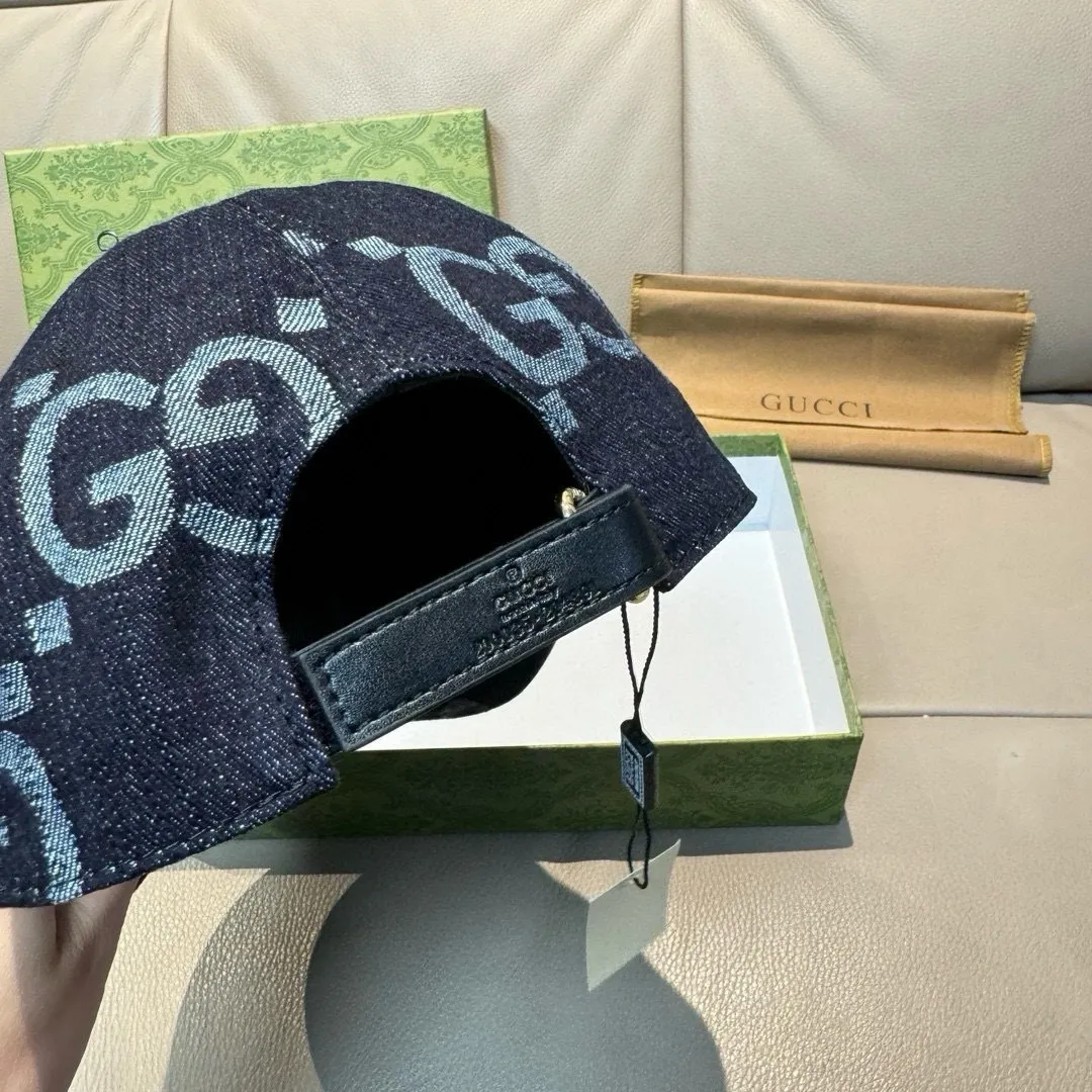 p90., Gucci Gucci’s new original baseball cap, large double G, 1:1 mold opening and customization at the counter, perfect matching pattern, original canvas fabric + first-layer cowhide, light and breathable! The basic head circumference is 56cm, and the patch is adjustable.