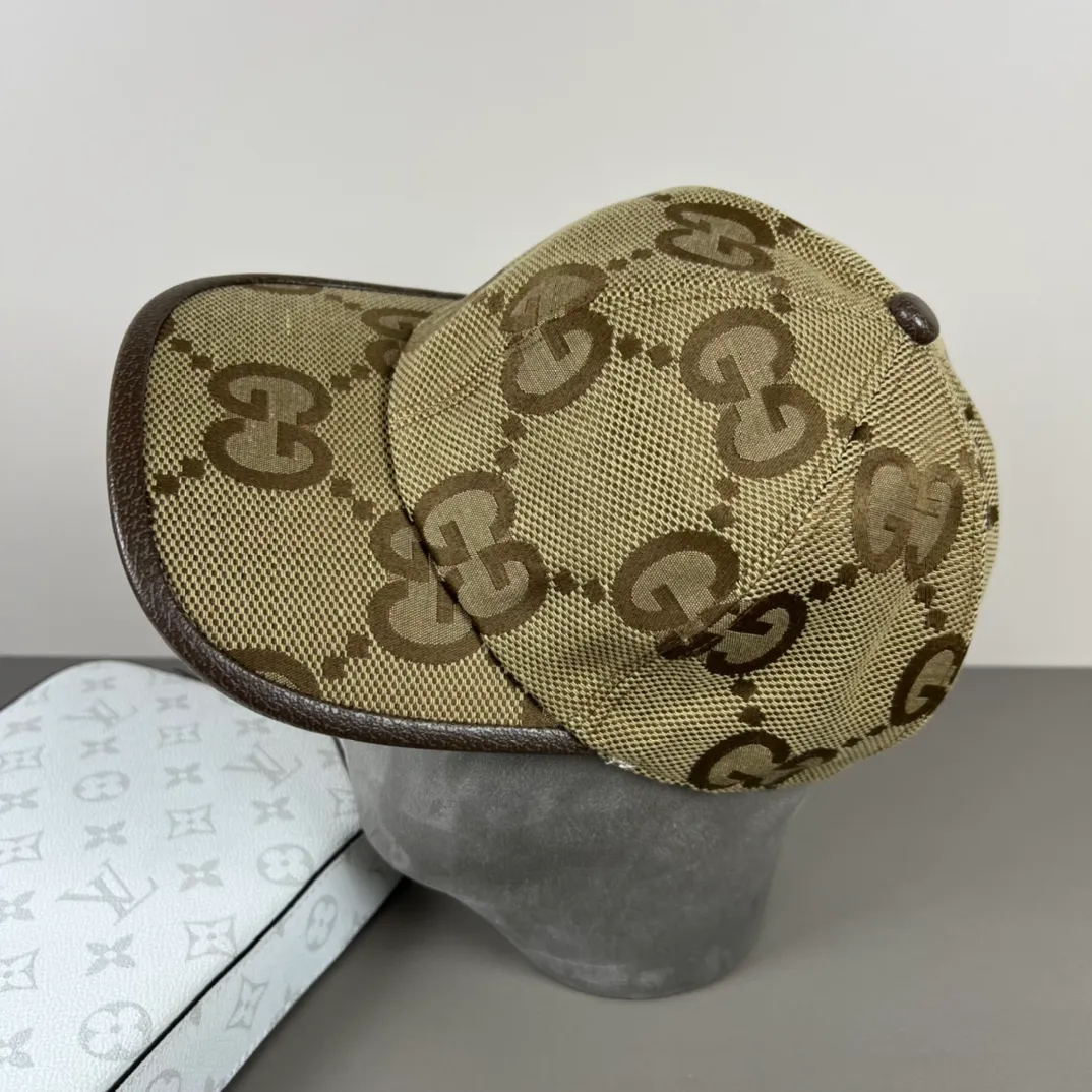 160💰Gucci (Gucci) new original baseball cap, counter purchase quality 1:1 mold customization, genuine mold opening hardware, original canvas fabric + first layer of cowhide, original factory quality! The quality is great and the patch is adjustable. Accurate matching, perfect integration of details and craftsmanship!