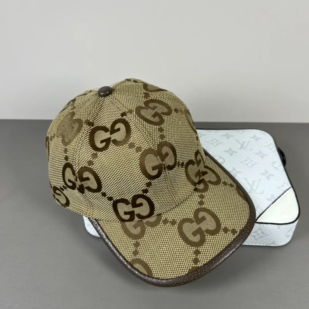 160💰Gucci (Gucci) new original baseball cap, counter purchase quality 1:1 mold customization, genuine mold opening hardware, original canvas fabric + first layer of cowhide, original factory quality! The quality is great and the patch is adjustable. Accurate matching, perfect integration of details and craftsmanship!