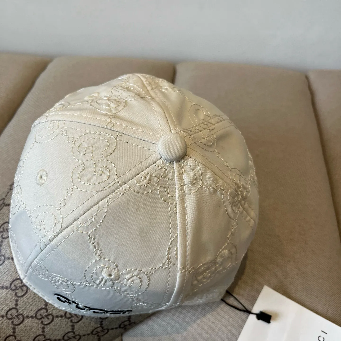 P60 Gucci Baseball Cap♥️GUCCI🧢New product from the official website, baseball cap, original quality, very popular 🔥🎩 The craftsmanship is very exquisite, high-end and classy! Low-key luxury, easy to carry! Running volume!