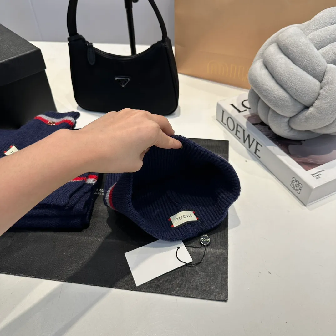 P180 (not ordinary goods in the market) GUCCI official website new wool cashmere suit series 🌟 hat + scarf + gloves official website synchronization, (same style for men and women) high quality, original fabric is very high-end, casual and versatile, simple yet elegant style, not to be missed!