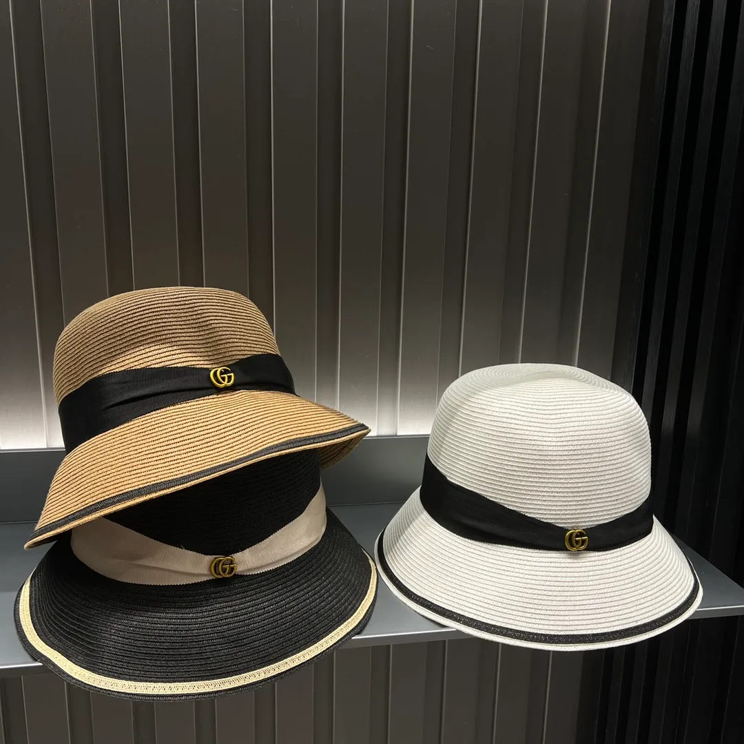 P100 Gucci is an elegant little hat. It is full of details and texture. The bronze GG fastener is very textured. The ribbon design on the top of the head is really thoughtful ~ highlighting the temperament. The color matching along the edge is embellished. It is instantly noble!