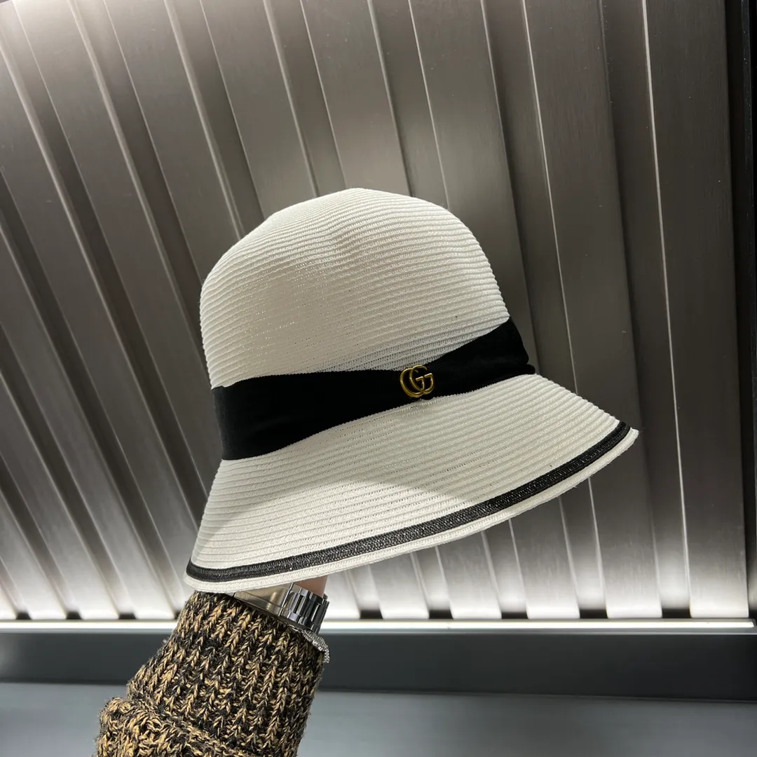 P100 Gucci is an elegant little hat. It is full of details and texture. The bronze GG fastener is very textured. The ribbon design on the top of the head is really thoughtful ~ highlighting the temperament. The color matching along the edge is embellished. It is instantly noble!