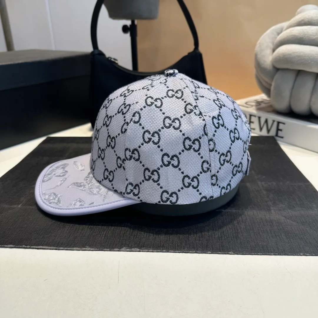 P56 Gucci Baseball Cap♥️GUCCI🧢New product from the official website, baseball cap, original quality, hot arrival 🔥🎩 The craftsmanship is very exquisite, high-end and classy! Low-key luxury, easy to carry! Running volume!