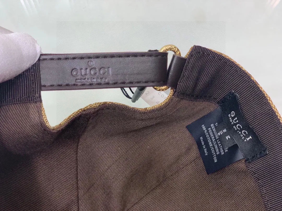 🉐100 new styles have arrived! Comes with a packaging bag, Gucci's new original baseball cap, metal double G, the latest model at the counter, 1:1 custom molding, genuine molding hardware, original canvas fabric + first-layer cowhide, original quality! The quality is great, the basic head circumference is 56cm, and the patch is adjustable.