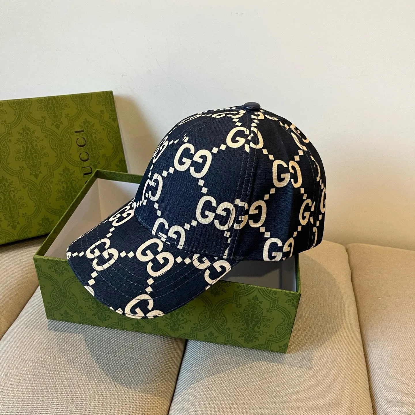 P60 Gucci Baseball Cap♥️GUCCI🧢New product from the official website, baseball cap, original quality, very popular 🔥🎩 The craftsmanship is very exquisite, high-end and classy! Low-key luxury, easy to carry! Running volume!