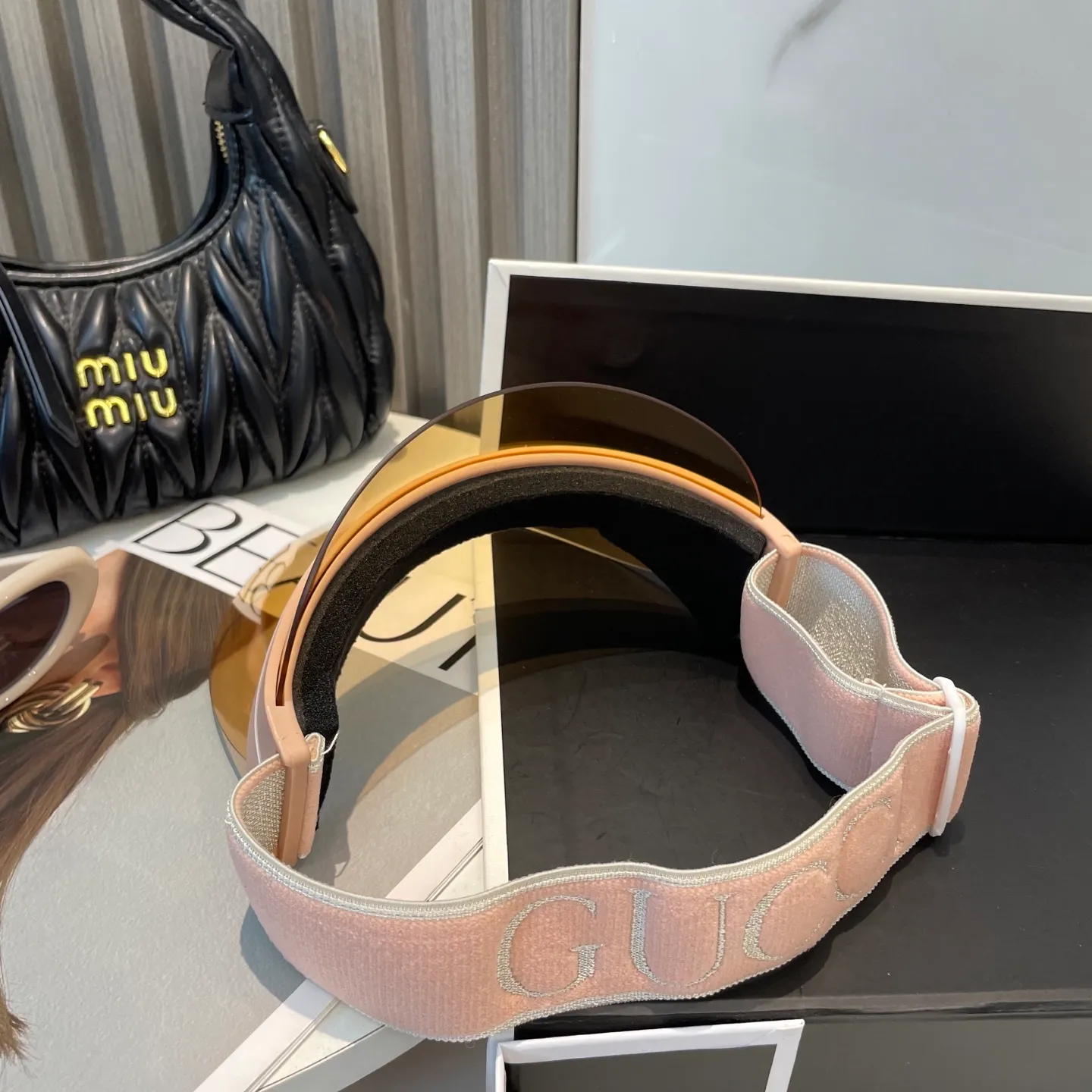 P100 Ready in stock, Gucci’s hot-selling glasses hat is finally here. Sun hat, the revolution in summer! The only fashionable sun hat that blocks UV rays and dark spots, becomes a new weapon to save your skin, and is so fashionable and versatile! The latest dior sun hat! Stylish, good-looking and sun-protective! This color is hard to find at counters