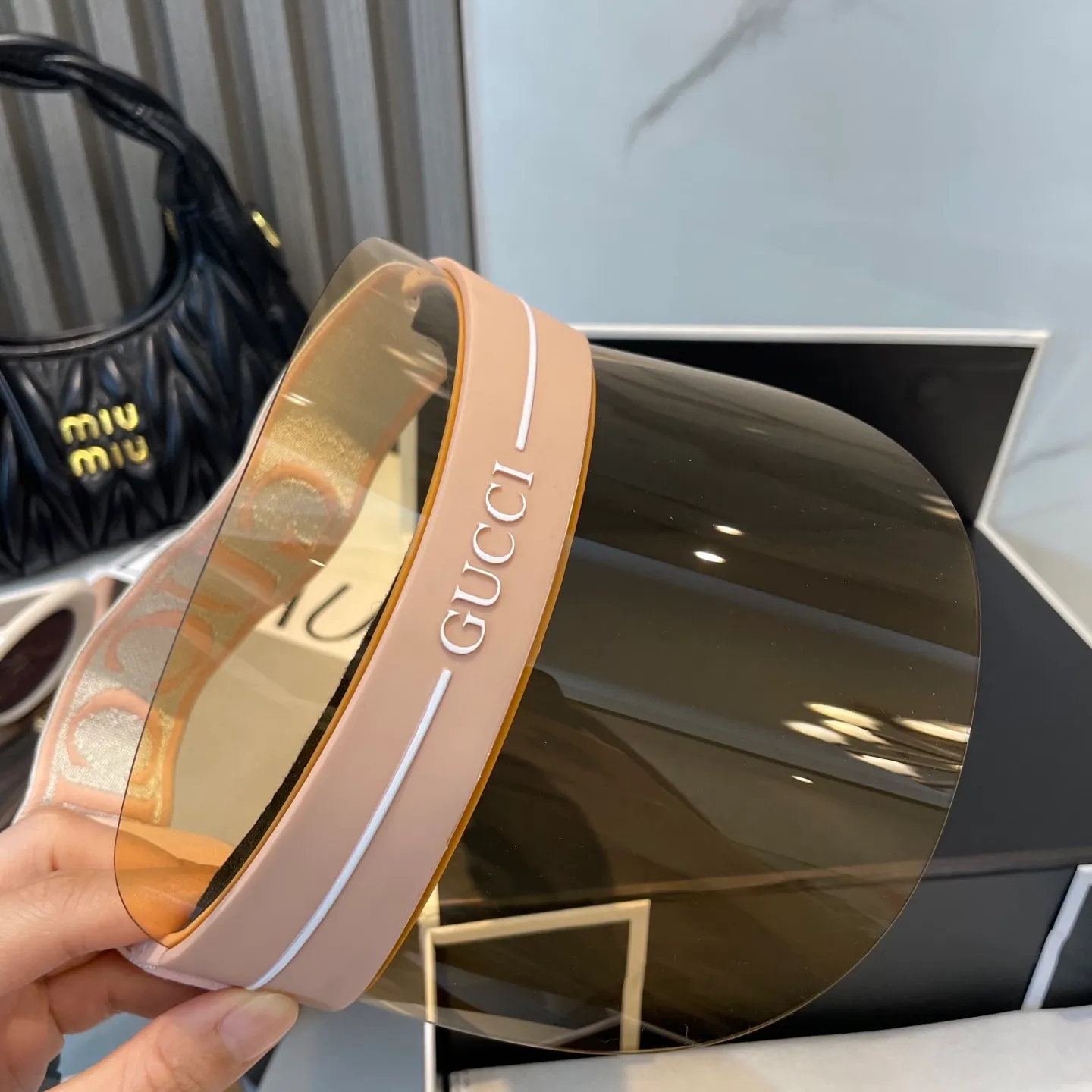 P100 Ready in stock, Gucci’s hot-selling glasses hat is finally here. Sun hat, the revolution in summer! The only fashionable sun hat that blocks UV rays and dark spots, becomes a new weapon to save your skin, and is so fashionable and versatile! The latest dior sun hat! Stylish, good-looking and sun-protective! This color is hard to find at counters