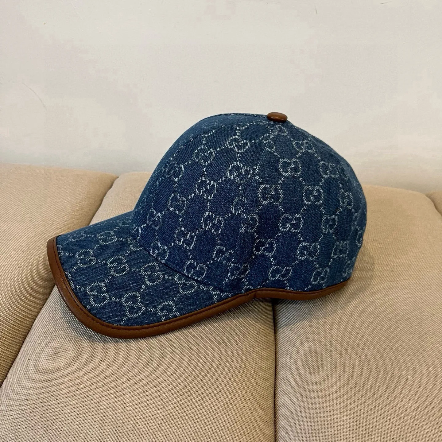 P60 Gucci Baseball Cap♥️GUCCI🧢New product from the official website, baseball cap, original quality, very popular 🔥🎩 The craftsmanship is very exquisite, high-end and classy! Low-key luxury, easy to carry! Running volume!