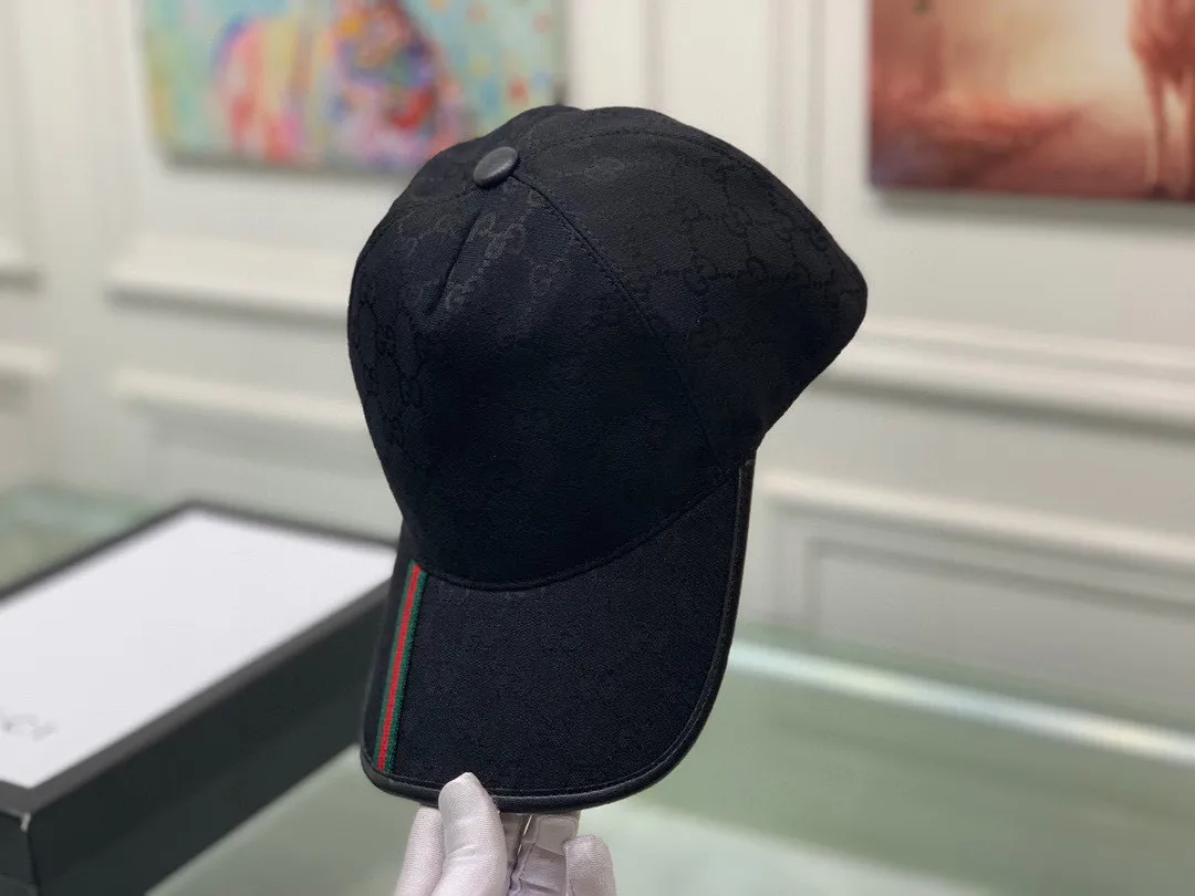 🉐120 Gucci (Gucci) classic original baseball cap, small vertical strips of webbing, 1:1 mold customization, original canvas fabric + first layer of cowhide, genuine leather edging, handsome and fashionable, popular for purchasing, versatile style for men and women, great quality! The basic head circumference is 56cm, and the patch is adjustable.