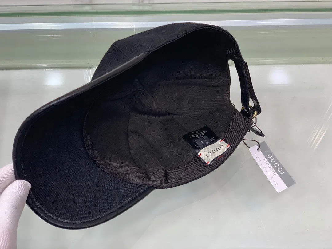 🉐120 Gucci (Gucci) classic original baseball cap, small vertical strips of webbing, 1:1 mold customization, original canvas fabric + first layer of cowhide, genuine leather edging, handsome and fashionable, popular for purchasing, versatile style for men and women, great quality! The basic head circumference is 56cm, and the patch is adjustable.
