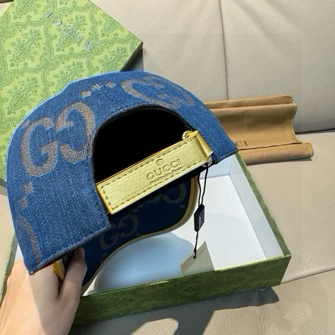 p90., Gucci Gucci’s new original baseball cap, large double G, 1:1 mold opening and customization at the counter, perfect matching pattern, original canvas fabric + first-layer cowhide, light and breathable! The basic head circumference is 56cm, and the patch is adjustable.